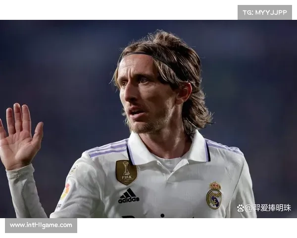 终场哨响，克罗地亚老将莫德里奇跪地掩面