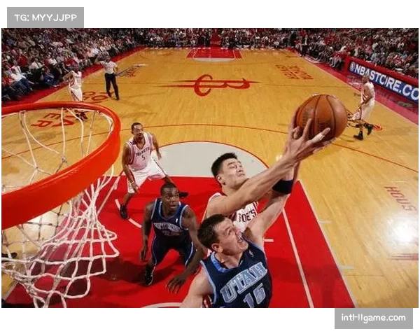 活塞战术体系以内线为轴心，强调篮板与二次进攻